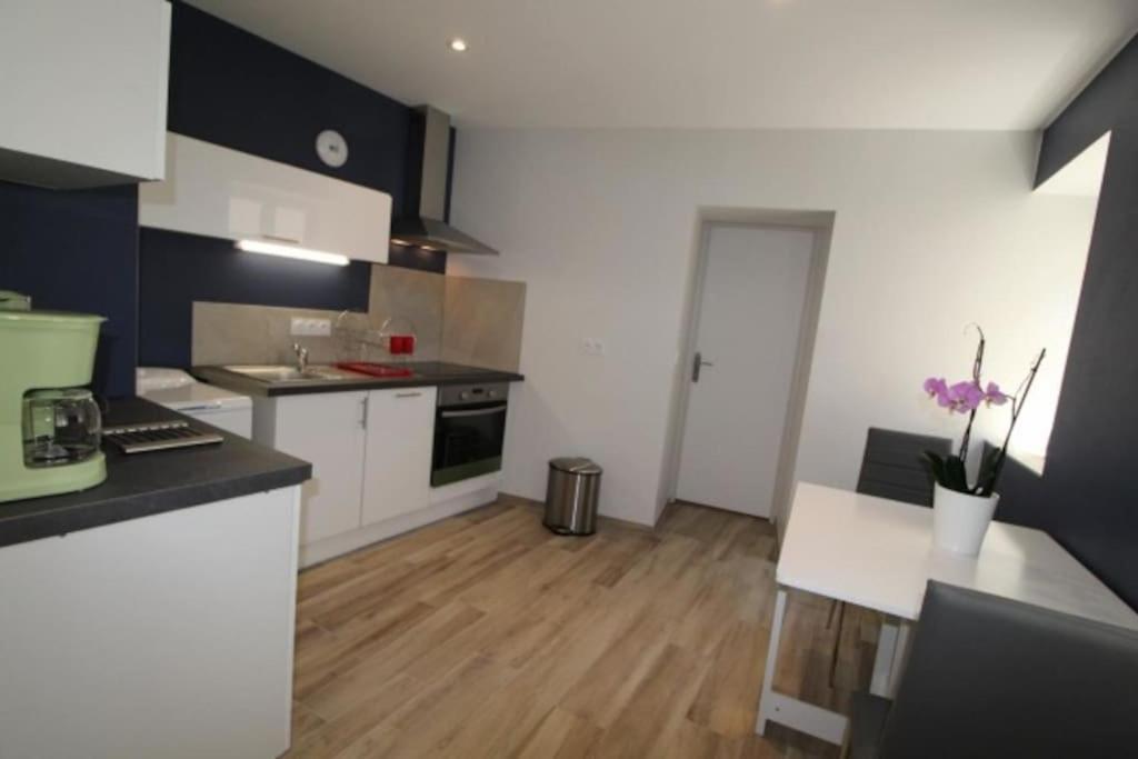 Petit Appartement Confortable Châteaubourg Exterior foto